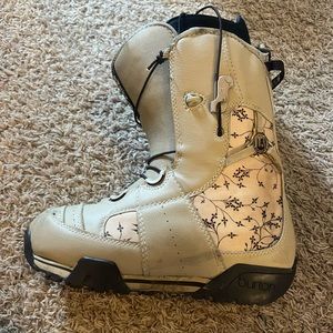 Burton women’s snowboard boots